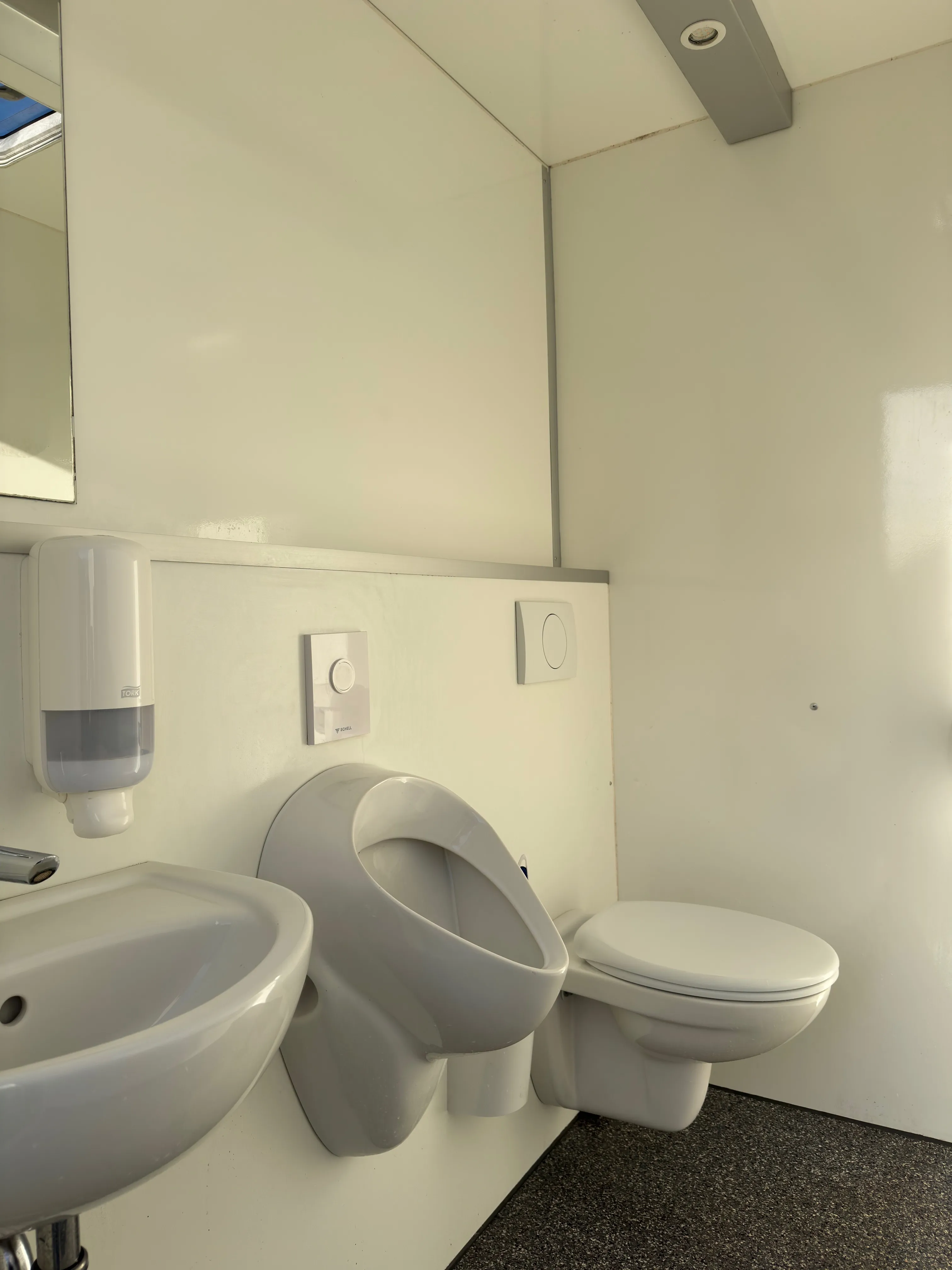 Peeters - Toilettenwagenverleih - drinnen