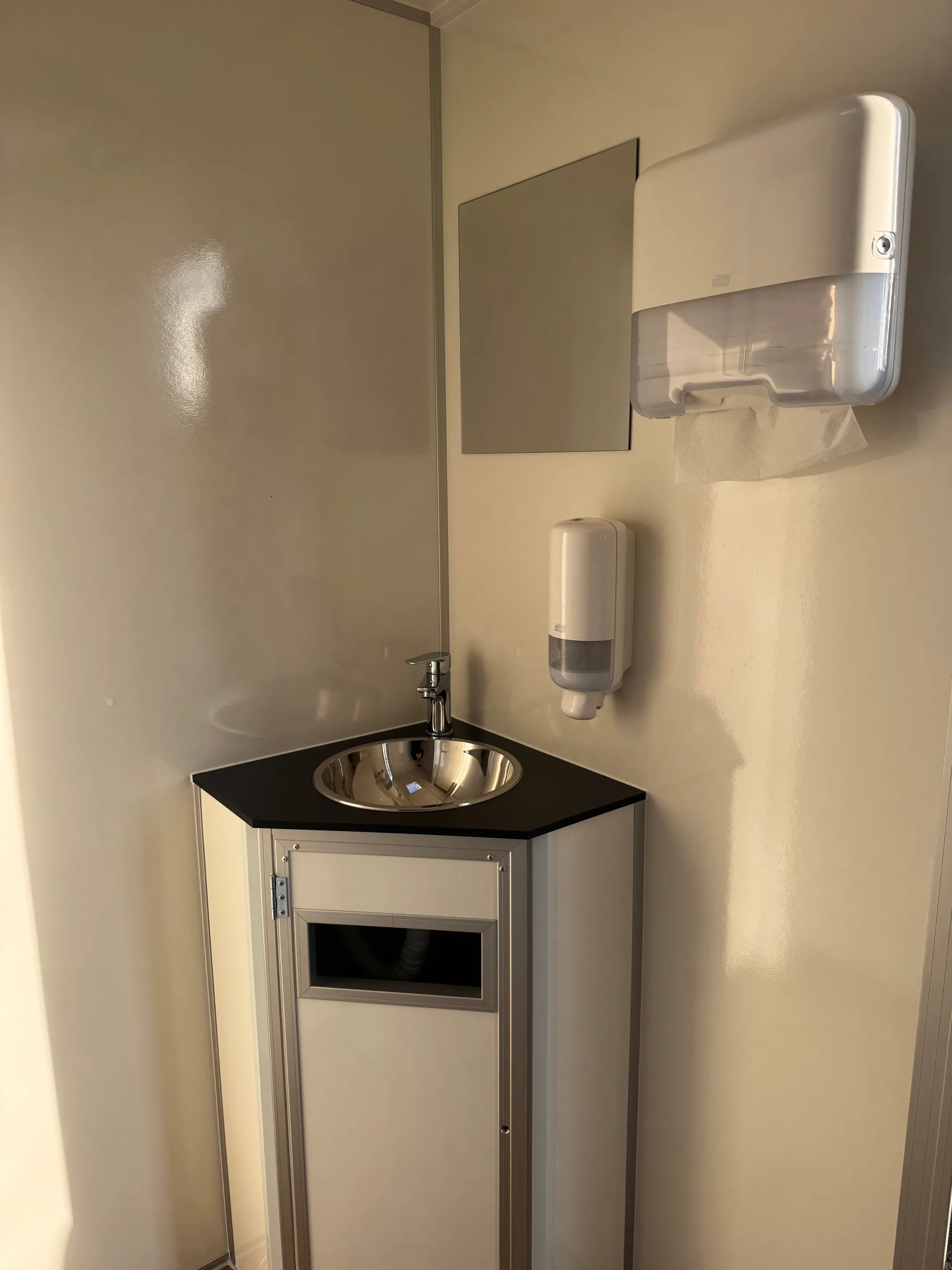 Peeters - Toilettenwagenverleih - drinnen