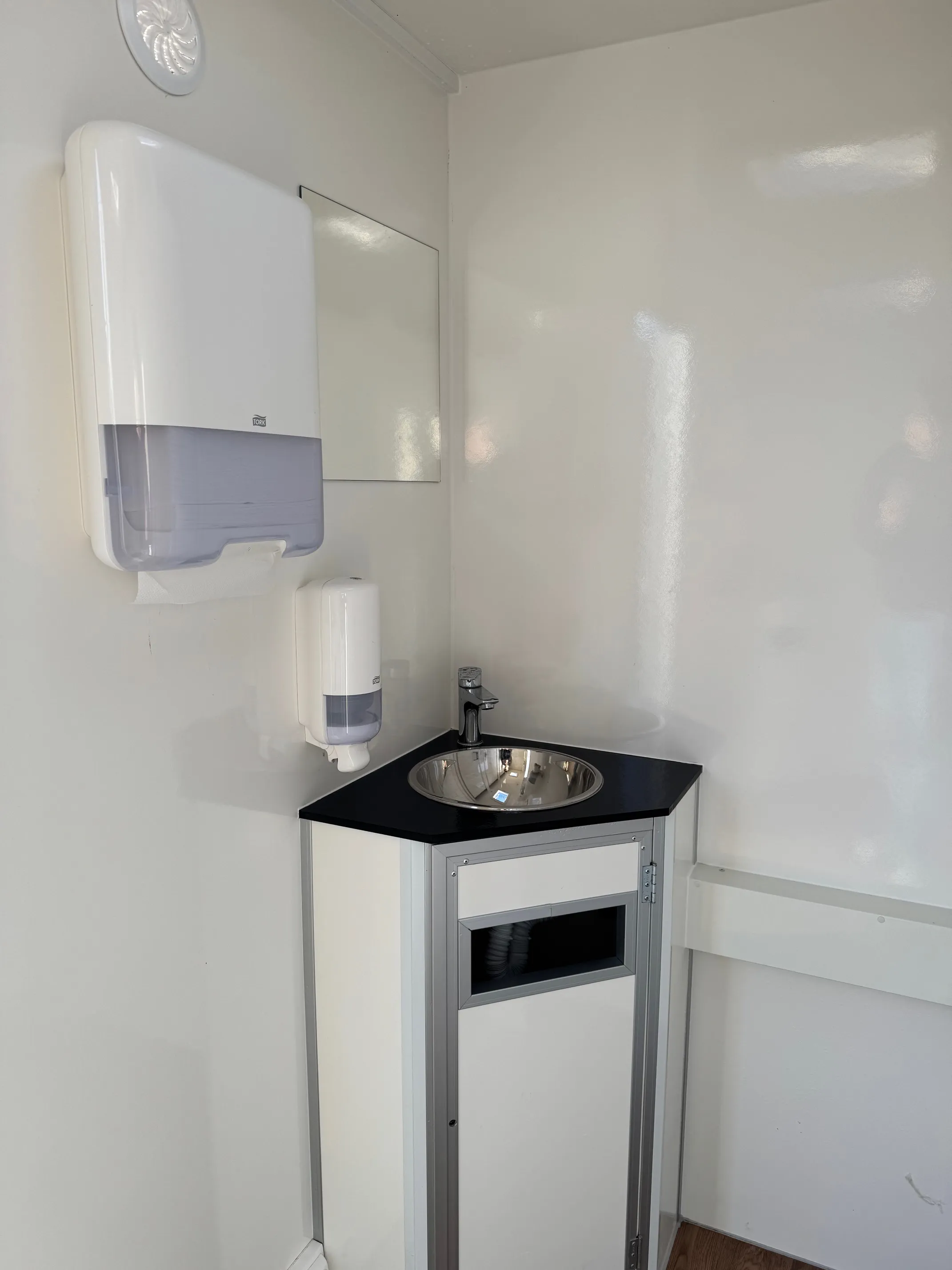 Peeters - Toilettenwagenverleih - drinnen