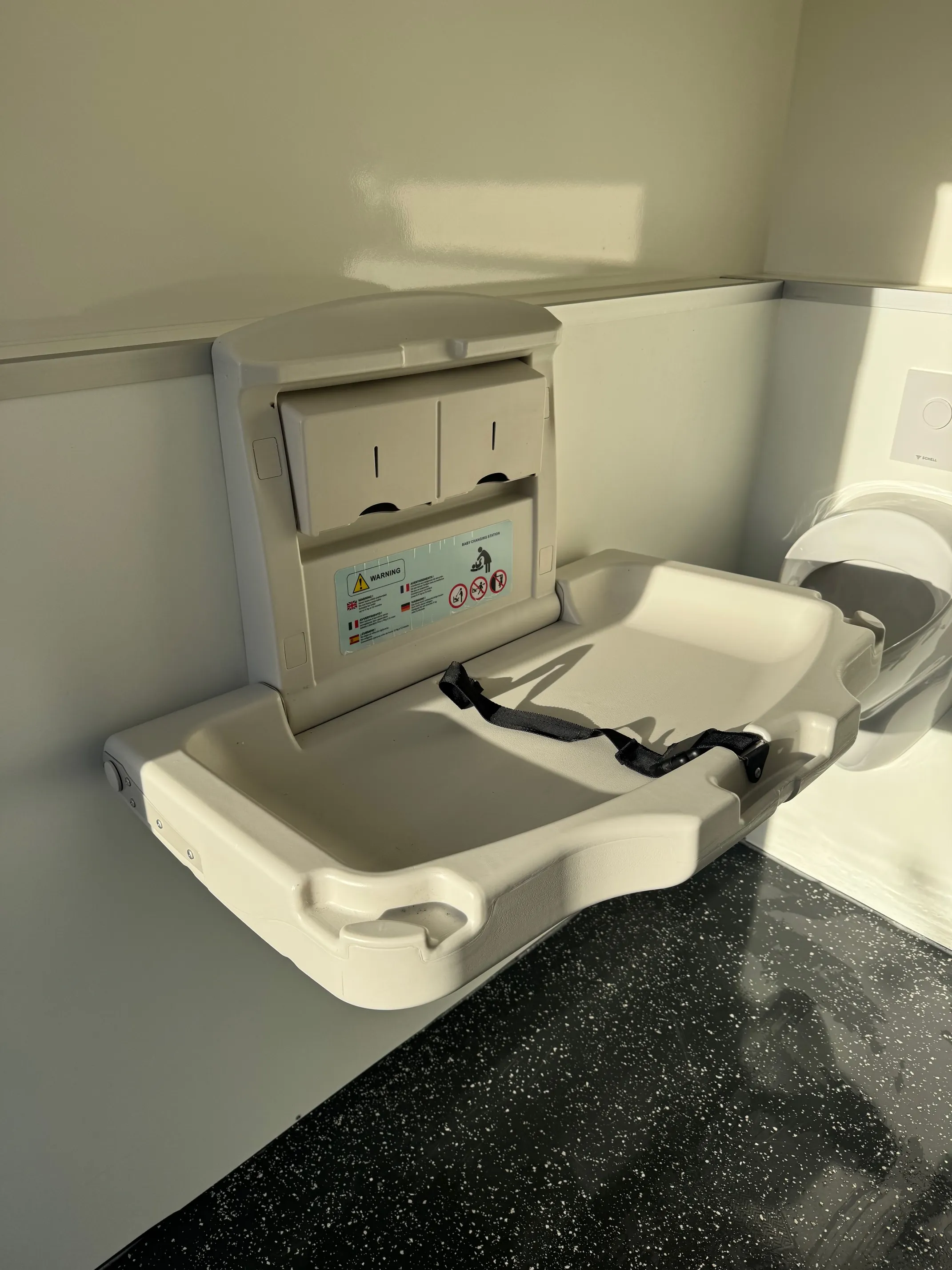 Peeters - Toilettenwagenverleih - drinnen