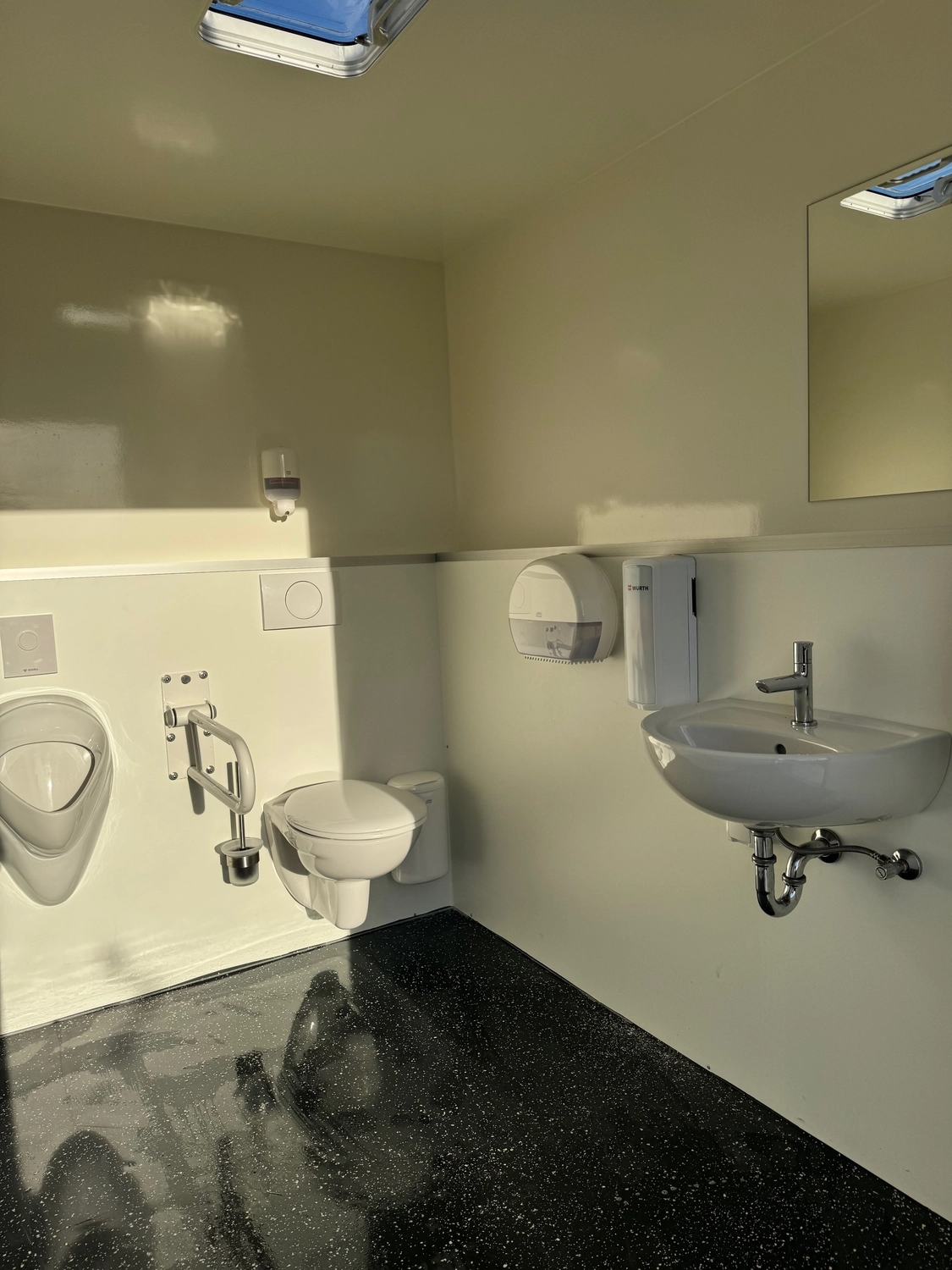 Peeters - Toilettenwagenverleih - drinnen