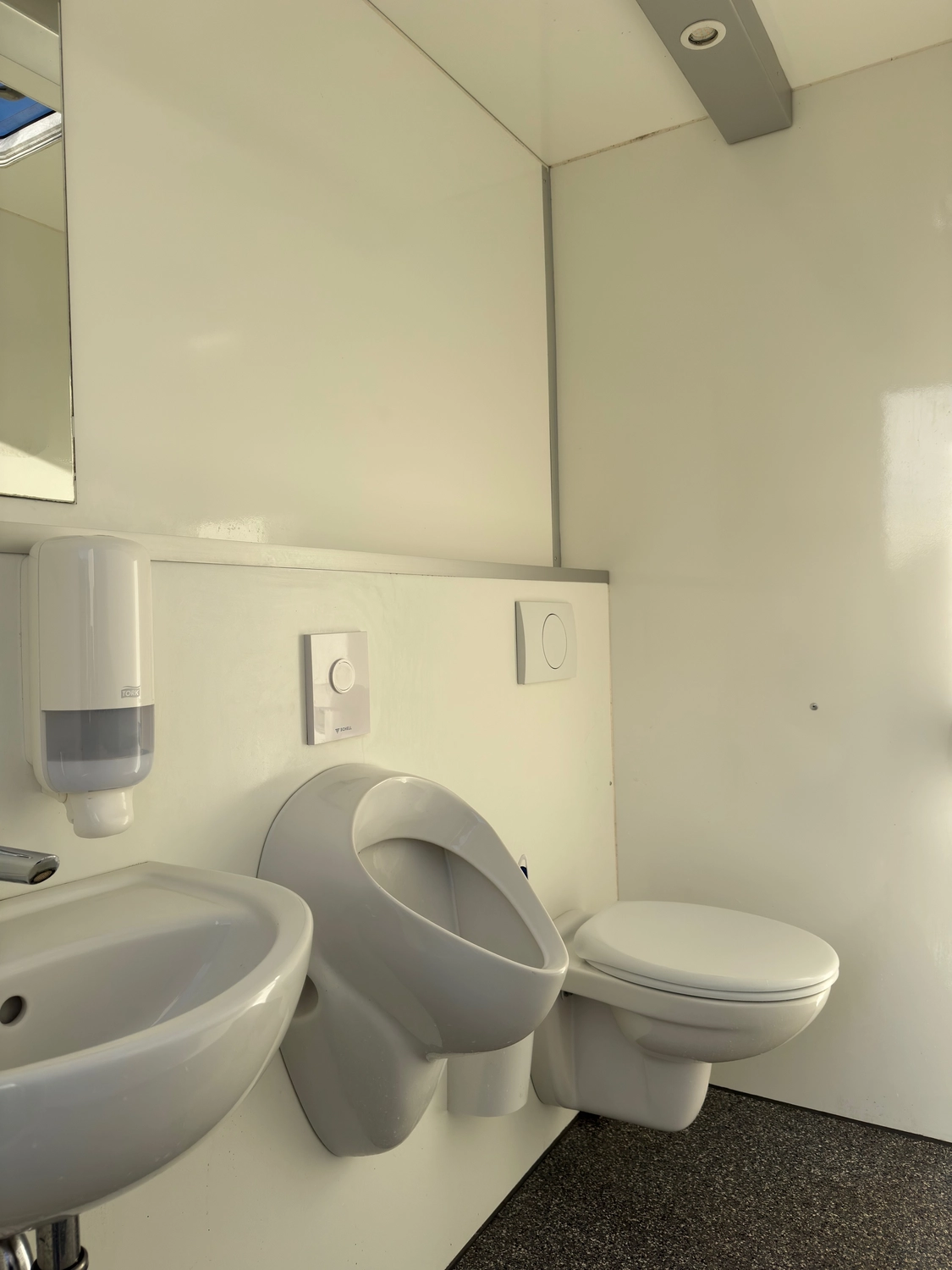 Peeters - Toilettenwagenverleih - drinnen