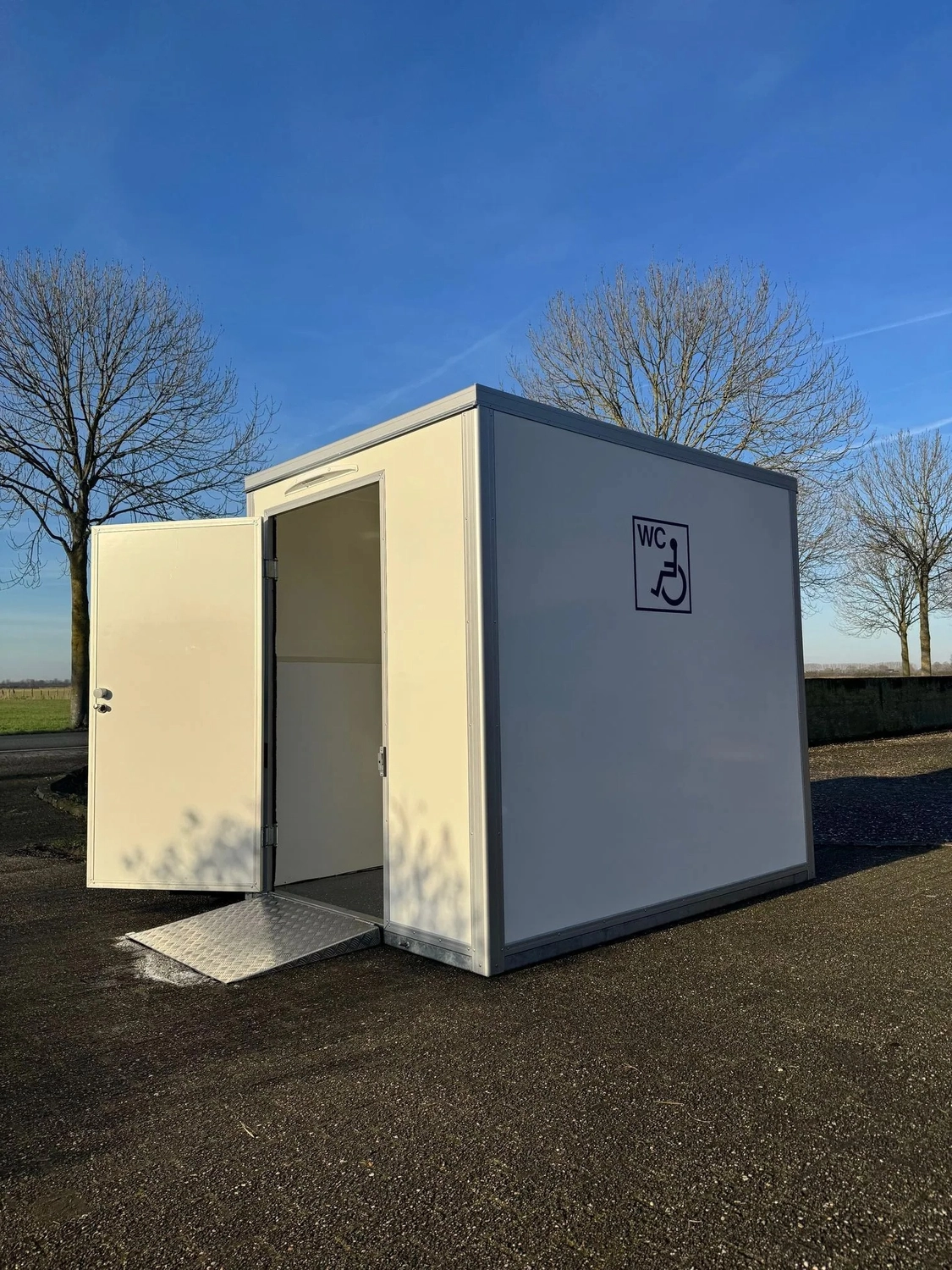 Peeters - Toilettenwagenverleih - drinnen