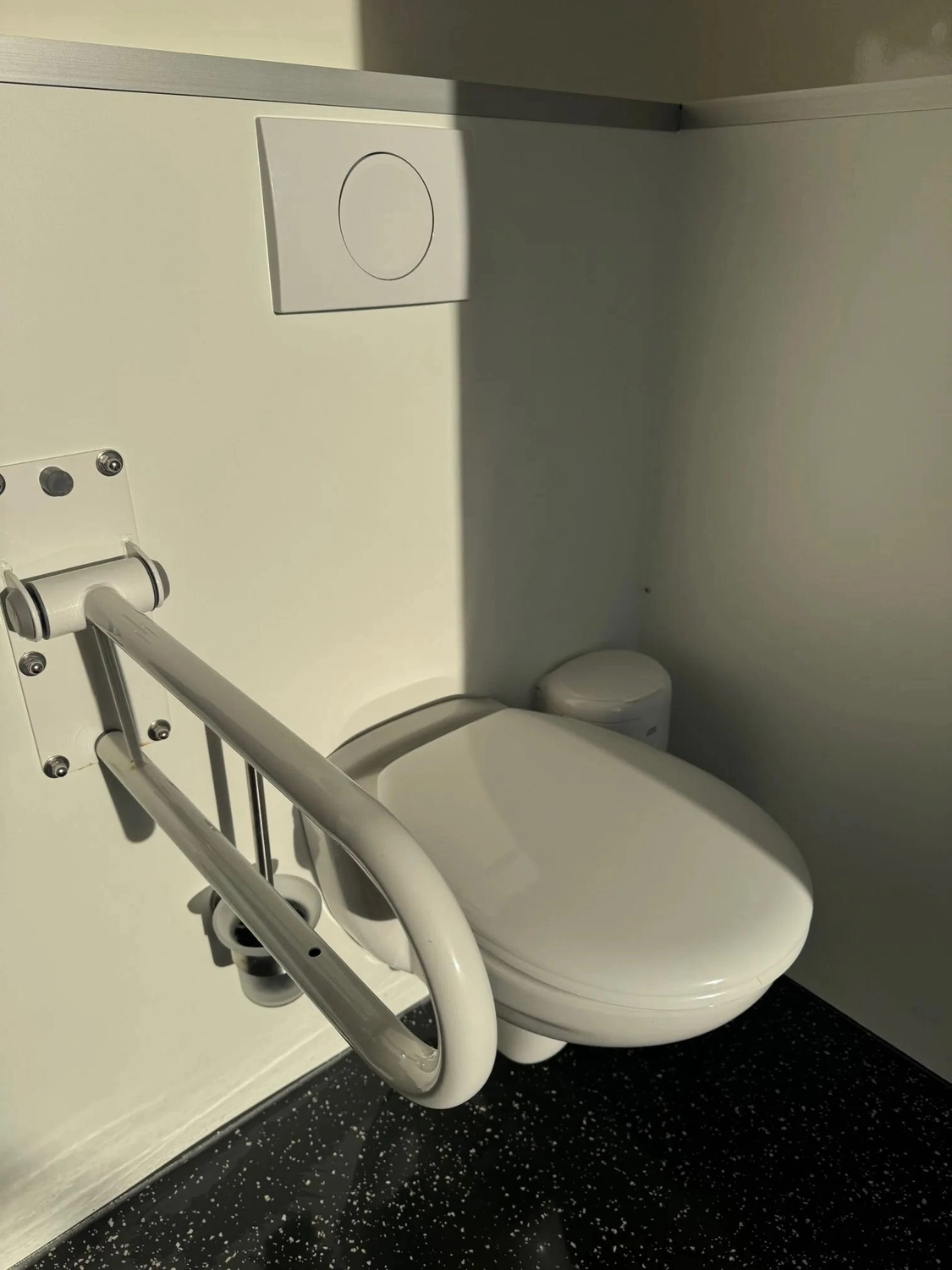 Peeters - Toilettenwagenverleih - drinnen