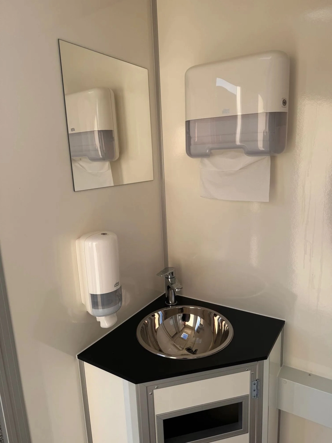 Peeters - Toilettenwagenverleih - drinnen