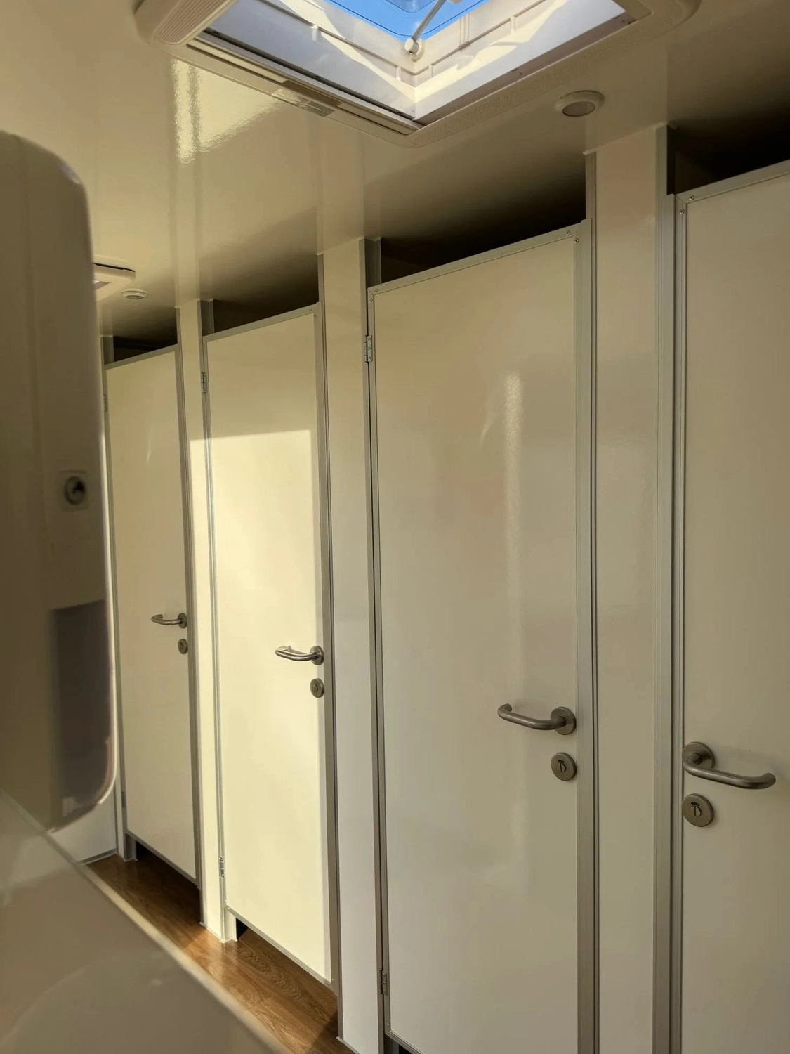 Peeters - Toilettenwagenverleih - drinnen